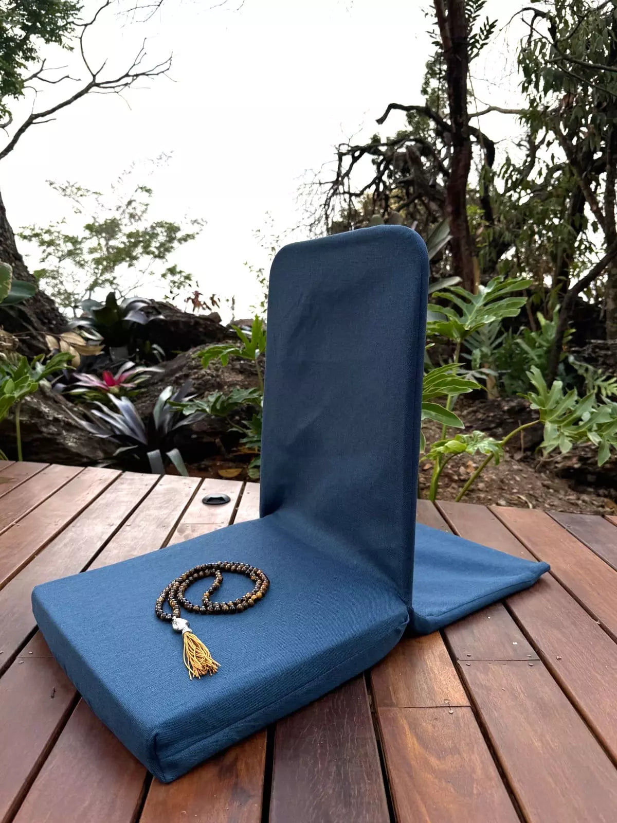Banco de Meditação Dobrável – Praticidade e Apoio